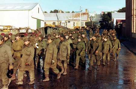 Argentinos prisioneros de guerra durante el enfrentamiento por Malvinas
