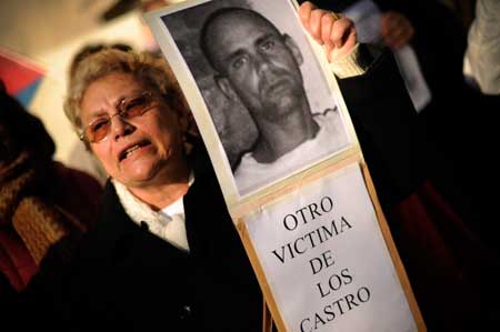 Mujer-protesta-por-muerte-de-Wilmar-Villar-AFP-