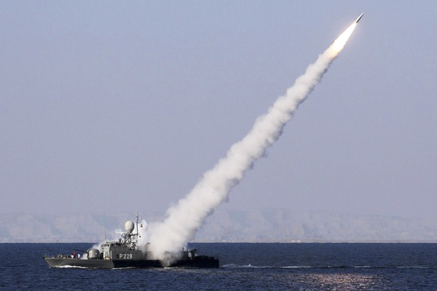 nave iraní lanzando misil
