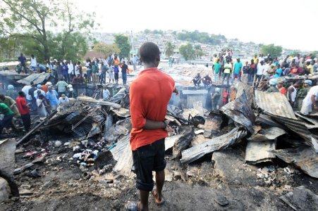 Joven haitiano entre los escombros de un incendio AFP