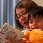 Leyendo libro a niño