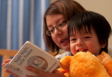 Leyendo libro a niño