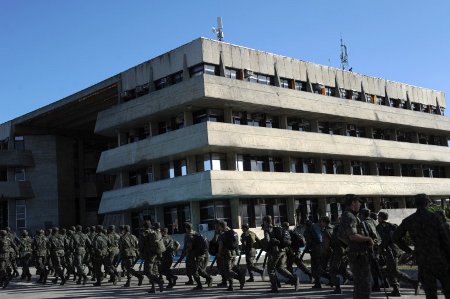 Militares ingresando al Parlamento AFP
