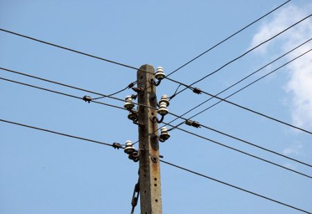 Poste y cables electricidad