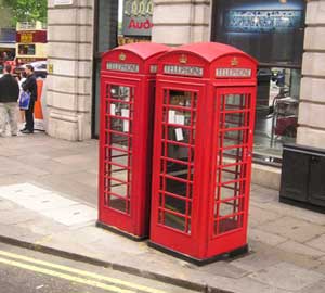 Las tradicionales cabinas telefónicas de las calles inglesas salen a la