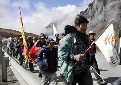 Marcha indígena contra  la construcción de una carretera