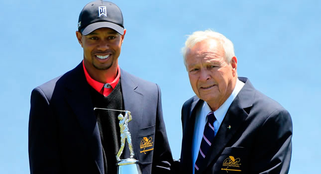 Tiger Woods recibiendo el trofeo de Arnold Palmer