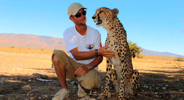 Damien Vergnaud con un guepardo en su reserva privada