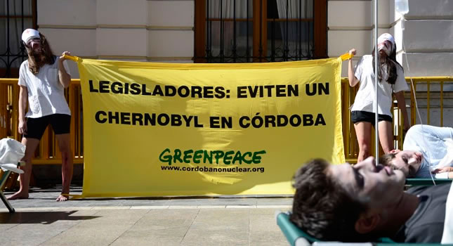 Voluntarios de Greenpeace desplegando un cartel
