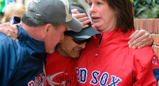 El corredor John Ounao llora al encontrar a sus amigos tras la explosión de la maratón de Boston