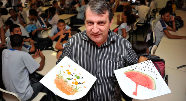 Roland Villard, chef francés muestra algunos de los platos que sirve