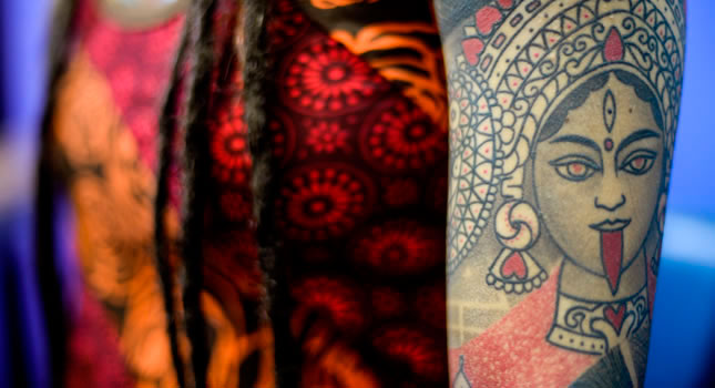 Una mujer posa durante la décimo cuarta exposición internacional de tatuajes en Roma