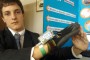 Guante-que-traduce-signos-a-palabras_estudiantes-uruguayos-ganan-premio_lr21-r Uno de los estudiantes con el guante traductor