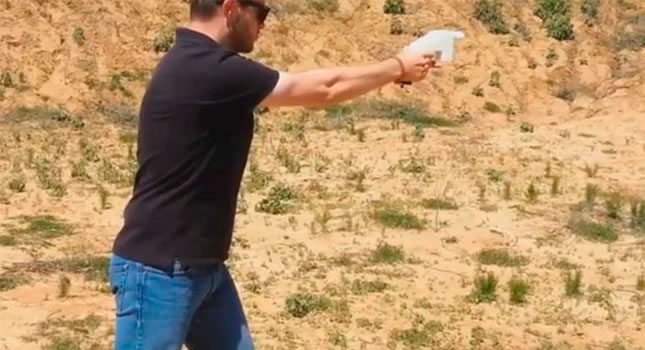 Cody Wilson probando la pistola de plástico en una localidad cerca de Austin, Texas