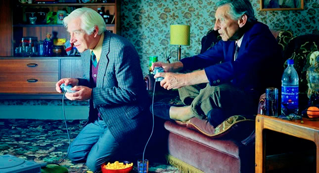 Viejos amigos jugando videojuegos