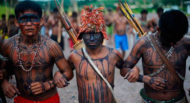Indígenas ocupando la construcción de Belo Monte