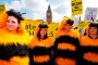 Uno de los carteles reza "Todos somos guardianes de las abejas" Uno de los carteles reza "Todos somos guardianes de las abejas"