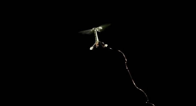 Robot-mosca volando