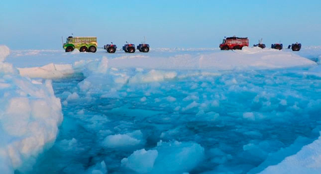 Un camión ruso y canadiense exploran el polo norte