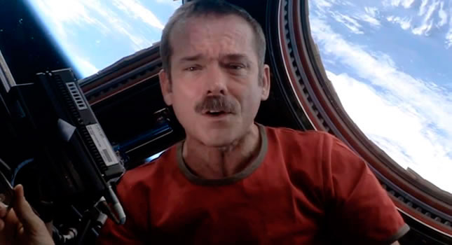 Chris Hadfield nos muestra la Tierra en su interpretación de Space Oddity
