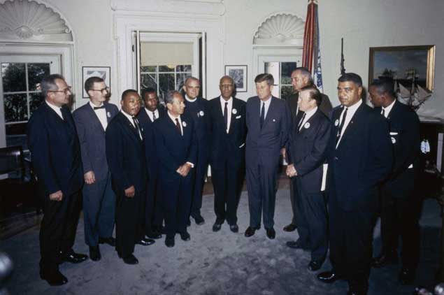 JFK-con-líderes-de-movimientos-por-los-derechos-civiles-jfklibrary.org