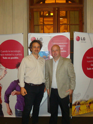 Fredy Fasano, director de LARED21 (izq) junto a Diego Lopez de Lagar, Gte. de Márketing de LG (der), en el lanzamiento de LG en el hotel Sofitel de Carrasco. 