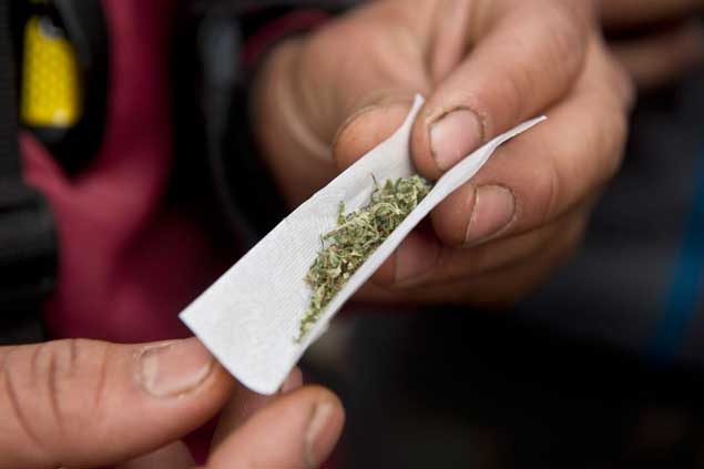 Armando-cigarrillo-marihuana-AFP