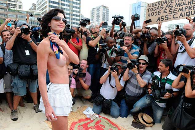 Manifestante-topless-Brasil-AFP