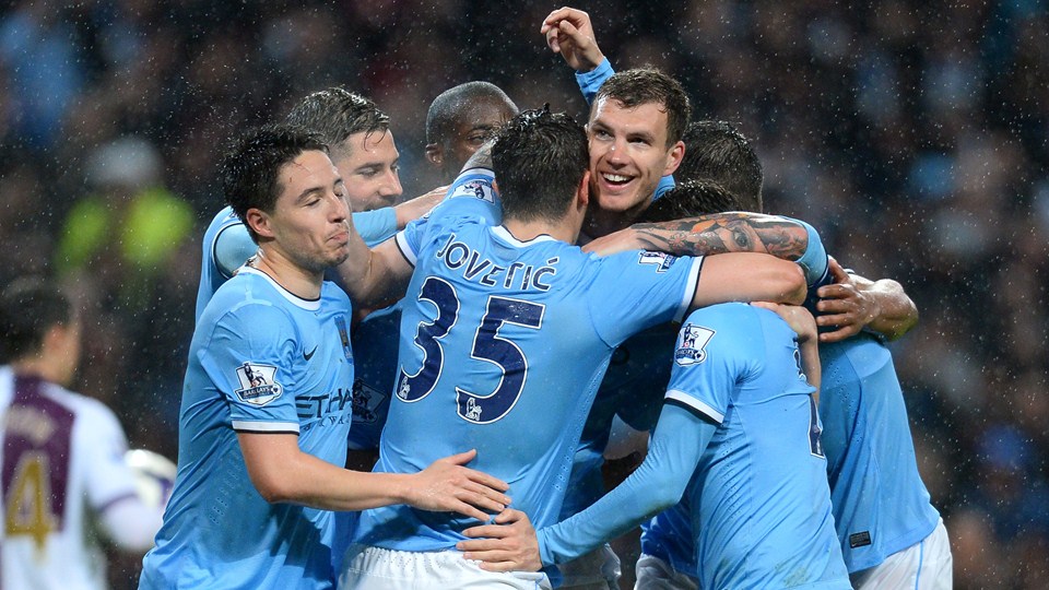 Delantero Edin Dzeko celebra una anotación en el partido Manchester City - Aston Villa / AFP