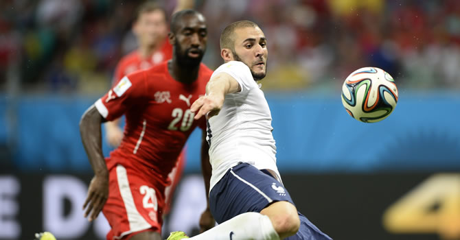 Benzema a punto de convertir el cuarto tanto para Francia / Foto: AFP