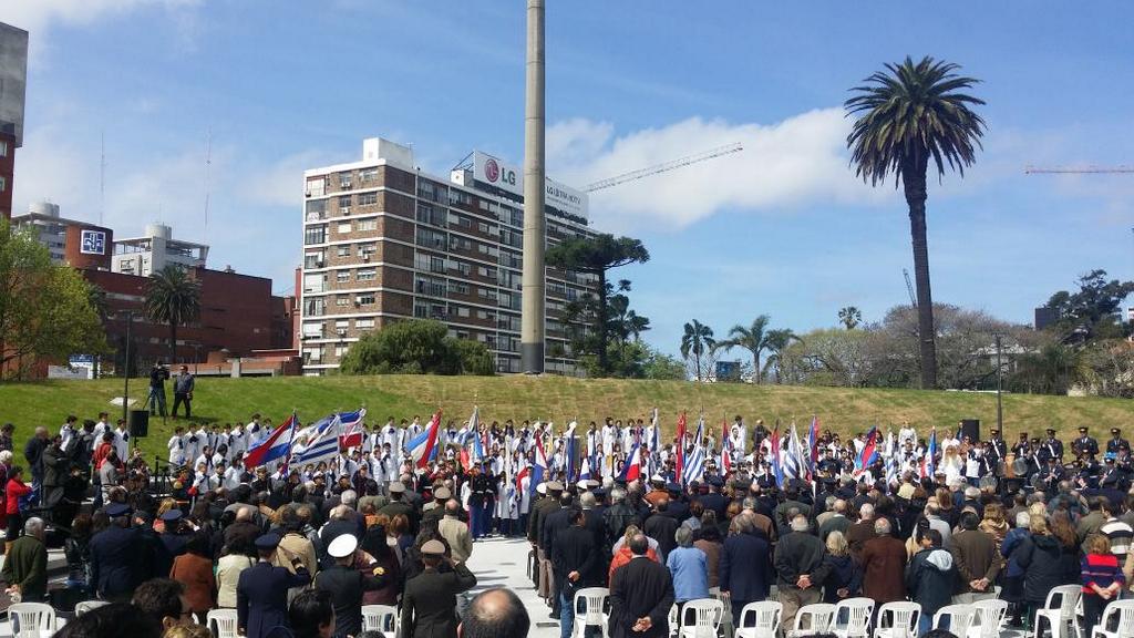 plaza-democracia-bandera-montevideo-uruguay