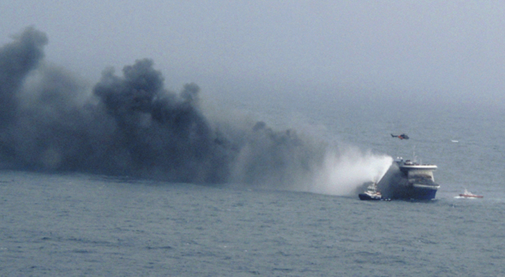 Continúan las labores de búsqueda de víctimas del ferry incendiado en Italia.