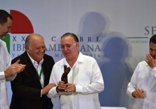 El Rey Felipe de España (izq), junto al empresario mexicano Valentí Diez, Enrique Iglesias y Enrique Peña Nieto / Foto: AFP