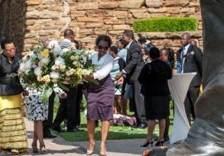 La viuda de Mandela, Graça Machel, lleva flores en el aniversario de su muerte / Foto: STEFAN HEUNIS / AFP