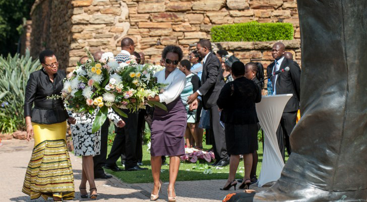 La viuda de Mandela, Graça Machel, lleva flores en el aniversario de su muerte / Foto: STEFAN HEUNIS / AFP