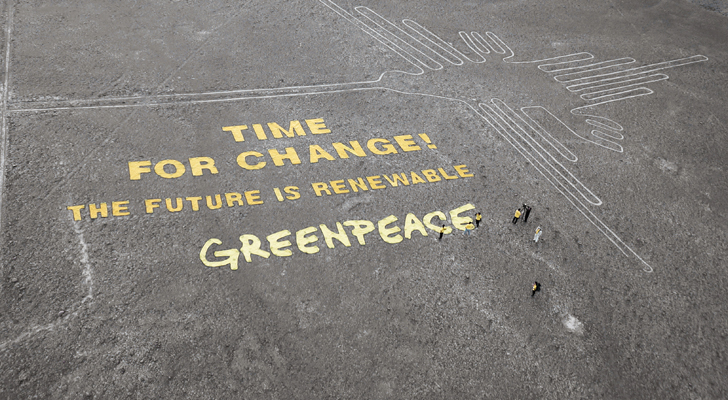 Greenpeace se disculpó y dijo en su página oficial de Facebook que "las letras son sólo un paño tendido en el suelo. Todo el mundo fue muy cuidadoso". / Foto: Thomas Reinecke - Greenpeace - AFP