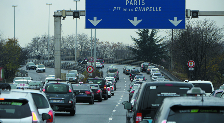 Desde primeras horas de la mañana del lunes, decenas de taxistas comenzaron en los dos grandes aeropuertos parisinos varias "operaciones caracol" / Foto: Lionel Bonaventure - AFP