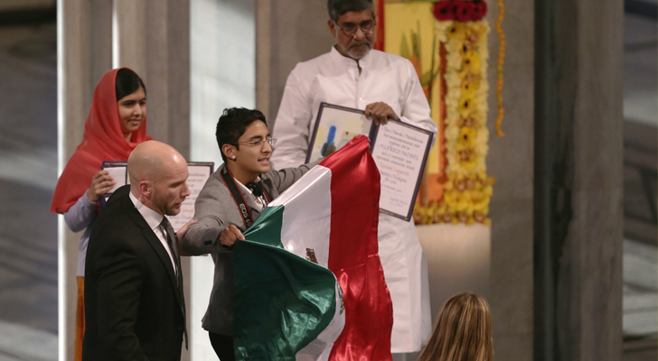 Un joven mexicano irrumpió con una bandera de México manchada de rojo / Foto: Vegard Wivestad - AFP