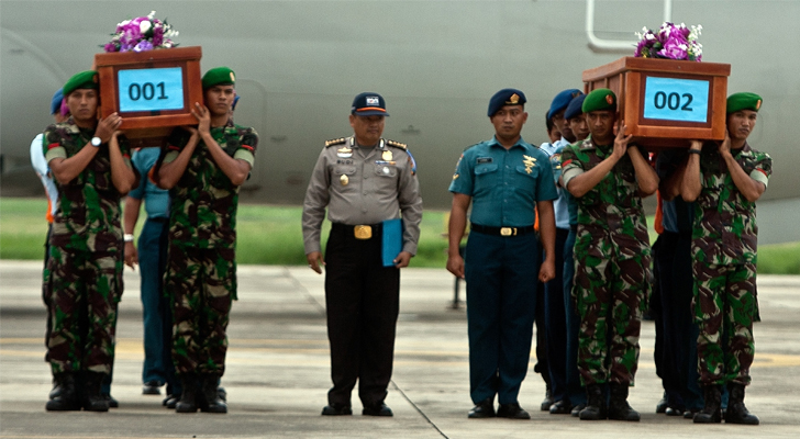 Militares transportan los primeros dos cuerpos recuperados del avión accidentado / Foto: AFP