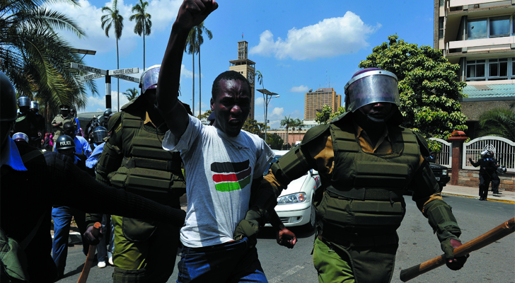 Policías antimotines arrestan a uno de los protestantes contra la polémica ley antiterrorismo / Foto: Simon Maina - AFP