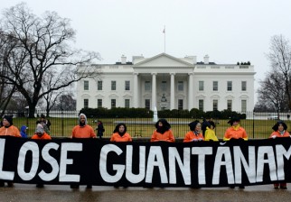 Activistas de los derechos humanos se reúnen frente a la Casa Blanca para pedir que se cierre la prisión de Guantánamo / foto: Stephen Melkisethian