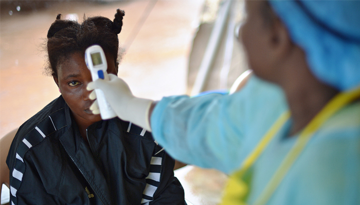 El laboratorio británico GlaxoSmithKline prueba una vacuna contra el ébola / Foto: AFP