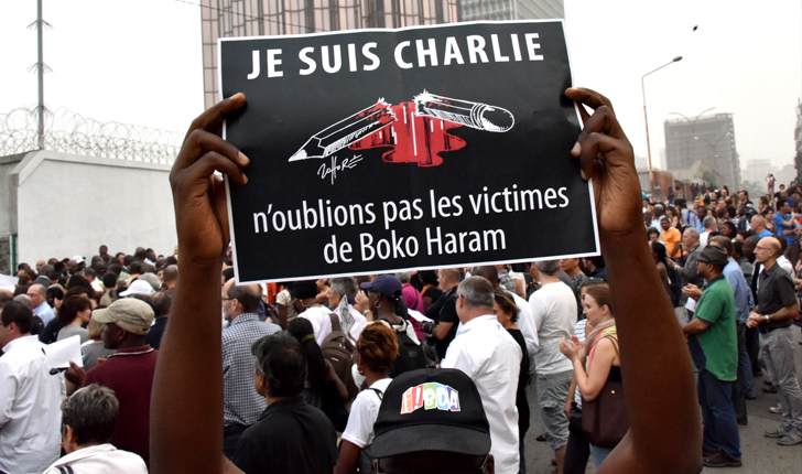 "Yo soy Charlie, pero no olvidemos las víctimas de Boko Haram" reza el cartel de un manifestante en Abidjan, Costa de Marfil / Foto: Sia Kambou AFP