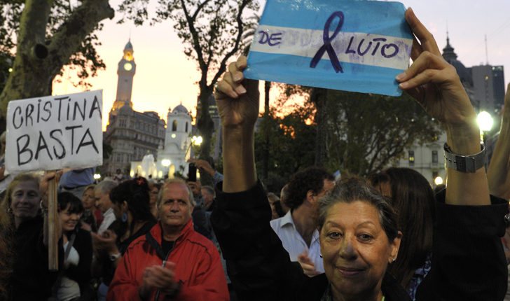 "Argentina de luto" o "Cristina, Basta" son algunos de los carteles que portan los manifestantes por el caso de la muerte del fiscal Alberto Nisman. / Foto: Alejandro Pagni - AFP