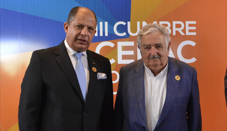 El presidente de Costa Rica posa junto a José Mujica en la cumbre CELAC en San Antonio de Belén, en la provincia de Heredia, a 25 kilómetros de la capital San José. / Foto: Roberto Sánchez - AFP