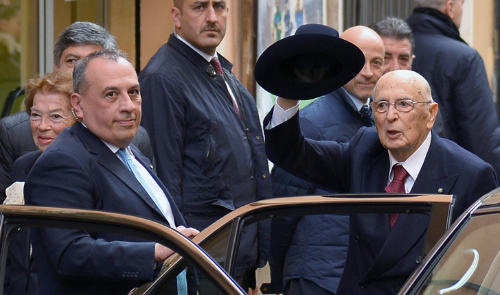 Giorgio Napolitano saluda a las personas que lo esperan al arribar a su departamento en Roma. / Foto: Alberto Pizzoli - AFP