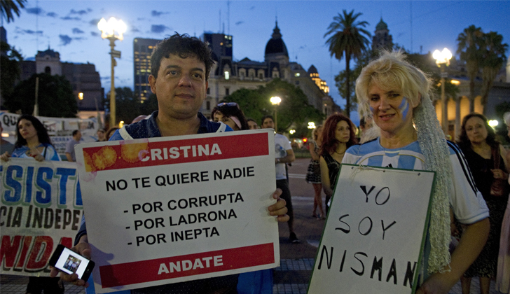 Las protestas contra el gobierno de Cristina Fernández continúan en todo el país, al tiempo que se realizaban las honras fúnebres del Fiscal Nisman. / Foto: Alejandro Pagni - AFP