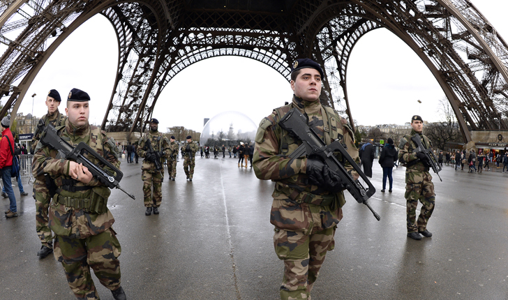 Militares franceses patrullan la torre eiffel en precaución tras los antentados pasados. / Foto: Bertrand Guay - AFP
