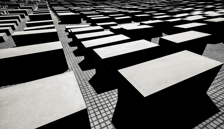 Imagen del Monumento Memorial del Holocausto, en Berlín, Alemania. 2,711 piezas de concreto repartidas en 19 metros cuadrados.