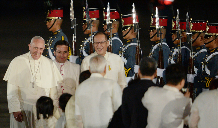 El Papa Francisco visitó Filipinas y bendijo a su presidente, Benigno Aquino / Foto: Ted Aljibe- AFP